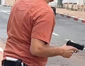 الرملة: مستوطن يُطلق النار على شاب بشبهة طعنه فتاة 