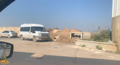 اللد : بعد تدخل مركز عدالة - الشرطة تزيل الحواجز من مدخل حي شنير