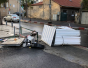 فيديو: أمطار غزيرة ورياح قوية - سقوط أشجار وتضرر بعض البيوت والممتلكات جراء العاصفة بيافا