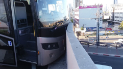 فيديو: حافلة ركاب تصطدم بجدار أحد الجسور بتل ابيب