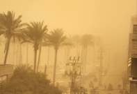 عاصفة رملية تضرب خيام النازحين في غزة وتفاقم معاناتهم