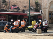 انقاذ طفل تُرك داخل مركبة قرب دوار الساعة في مدينة يافا 