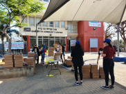 بالصور: متطوعون يوزعون الطرود الغذائية من البلدية على العائلات والمسنين بيافا