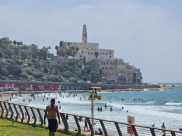 صور: آلاف الزائرين لشواطئ يافا من مناطق الضفّة وتحذيرات من حوادث الغرق 