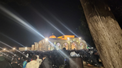 عشرات الآلاف يؤدون صلاة الفجر في الأقصى في اليوم الـ24 من رمضان