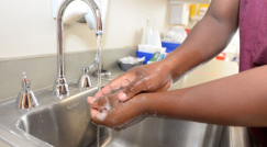 إسرائيل: منع الطبيبات والممرضات من طلاء اصابعهن بمادة "لاك الجل"!