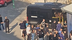 إصابة ثلاثة أشخاص، بينهم طفلان، في حادث إطلاق نار على حافلة في كفر كنا