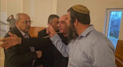 فيديو: الإعتداء على نواب عرب وتوقيف "بركة" في نقاش المحكمة العليا عن "حرية التظاهر"