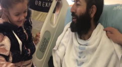 بعد 103 أيام من الاضراب عن الطعام، الأسير ماهر الأخرس يتناول الطعام من يد ابنته