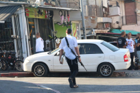 صور: مشهد استفزازي - مستوطن يحمل السلاح ويتجول وسط شارع ييفت بمدينة يافا 