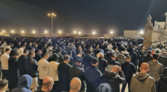 طائرة إسرائيلية تلقي القنابل الغازية بإتجاه المصلين في الأقصى