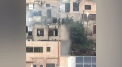 فيديو.. جنود إسرائيليون "يرمون" جثامين فلسطينيين من فوق مبنى