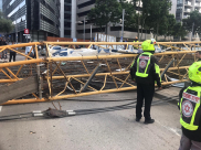 فيديو: أضرار بعدد من المركبات اثر سقوط رافعة ضخمة بتل ابيب 