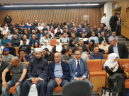  فيديو: بسبب احتشاد أعداد كبيرة داخل القاعة - القاضي يأمر بنقل الجلسة لقاعة أكبر 