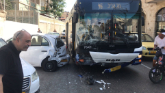 فيديو: حافلة تتسبب بحادث طرق متسلسل في مدينة يافا دون وقوع اصابات 