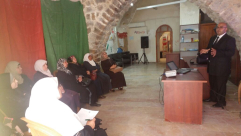  السيد نضال عبد الغافر من يافا يلقي محاضرة حول موضوع الاهمال الطبي في القدس 