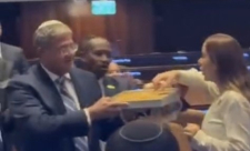 بن غفير يوزع الحلوى: الكنيست يمرر قانون إعدام الأسرى الفلسطينيين