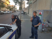 بالصور: الشرطة تحرر مخالفة بقيمة 250 لقاصر بتهمة القاء قشور "بزر" في الشارع بيافا 