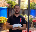 فيديو| شاب ينقذ طفلا من موت محقق في الخليل