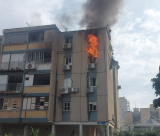 3 اصابات بسقوط مباشر لصاروخ على مبنى في تل ابيب