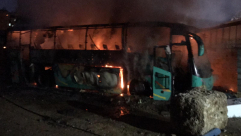 فيديو: احتراق حافلة ركاب في مدينة يافا والاطفائية تهرع للمكان