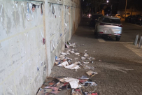 فيديو: مستوطنان يحملان السلاح يمزقان صور شهداء أطفال غزة في يافا
