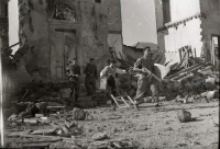  صورة نادرة لحالة النهب والسلب في حي المنشية بيافا عام النكبة 1948