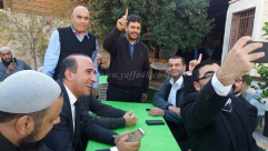 إطلاق سراح المحامي خالد زبارقة من اللد وجموع تتوافد إلى بيته مهنئين بالإفراج