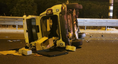 اصابة شخصين بحادث طرق وانقلاب مركبة قرب مطار اللد