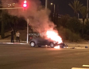 بالصور: اصابة طفيفة لسيدة بإحتراق مركبة شرق يافا