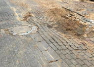 اللد: طالب بإصلاح حفرة في الشارع فتلقى مخالفات مالية من البلدية