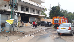 كفر قاسم: 8 اصابات اثر حريق هائل بمحل اثاث 