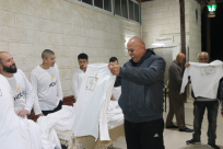 فيديو: توزيع قمصان موحدّة على المصلين في مسجد العجمي بمدينة يافا