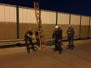 فيديو: عملية تخليص شخص علق على جسر في القدس