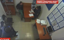 فيديو: يسرق هاتف الشرطي الذي يحقق معه !