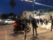 فيديو: الشرطة تعتدي على المصلين أمام المسجد الكبير باللد