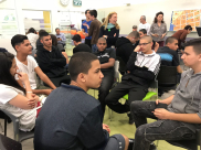 طلاب المدرسة التكنولوجية يتعلمون كيفية معالجة مشاكل شبكة الانترنت 