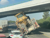  شاحنة تصطدم بجسر قرب مطار اللد واغلاق مقطع من شارع 1