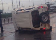  بالصور: إنقلاب مركبة في مدينة اللد بفعل سوء الأحوال الجوية 