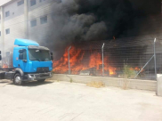 فيديو: اندلاع حريق داخل مصنع في المنطقة الصناعية باللد 