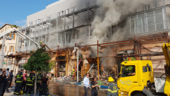 فيديو: مخاوف من انهيار مبنى اثر احتراقه بيافا وأنباء غير مؤكدة عن محتجزين