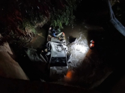 تخليص مواطنين من سيارات عالقة وسط سيول الأمطار في البلاد