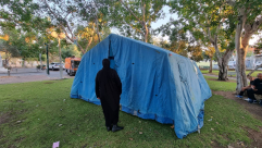  يافا وسط التهجير - عائلة يافاوية تنصب خيمة في الحديقة العامة وتلتحف السماء