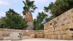  اعتقال مشتبه "يهودي" برسم الصلبان المعكوفة بيافا وتل ابيب 