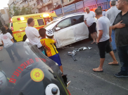 بالصور: اصابة خطرة لراكب دراجة نارية بحادث طرق في اللد