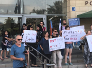  بالصور: وقفة احتجاجية وتسليم عريضة للشرطة ضد قتل النساء بمدينة يافا