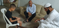 اللد: بعد وفاته دهساً - الطفل وسيم الوحيدي في زيارة لعائلة صديقه المرحوم رياض ابو شريقي 