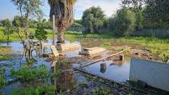 فيديو: مياه الأمطار تغمر عشرات القبور في الجهة الشرقية لمقبرة طاسو