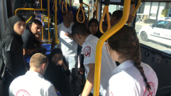 فيديو: اصابة سيدة اثر القاء حجر تجاه حافلة ركاب في شارع ييفت بيافا