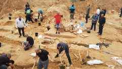  بالفيديو: شباب مدينة يافا يباشرون بمشروع فوري لتغطية القبور والبلدية تعقب